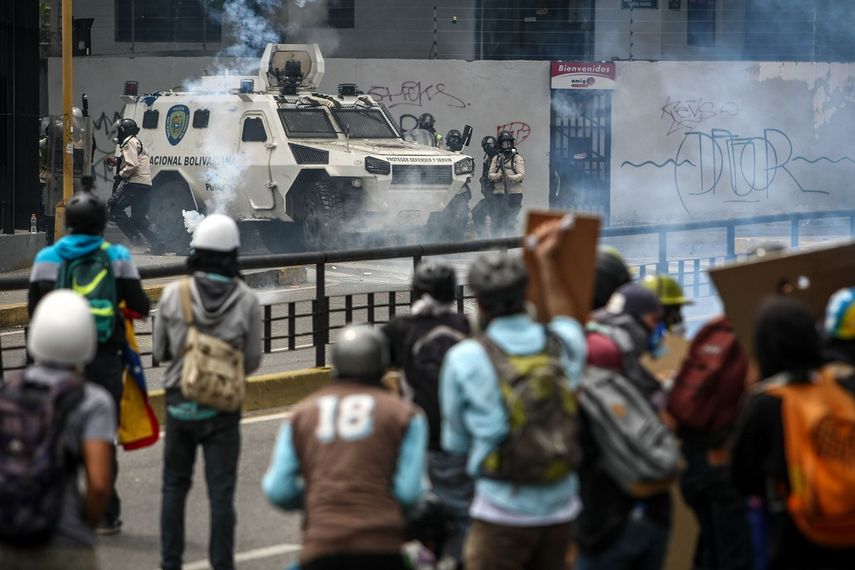 Manifestantes opositores se enfrentan a efectivos de la Guardia Nacional Bolivariana en una manifestación este lunes 8 de mayo de 2017, en Caracas, Venezuela.