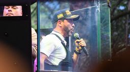 El candidato presidencial de derecha de Colombia, Abelardo de la Espriella, del movimiento Defensores de la Patria, habla detrás de un cristal blindado durante un mitin de campaña en Envigado, departamento de Antioquia, Colombia, el 13 de mayo de 2026.