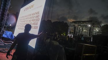 Unas personas abandonan una sección de Central Park luego de que los organizadores cancelaron el concierto We Love NYC: The Homecoming Concert por las peligrosas condiciones meteorológicas, el sábado 21 de agosto de 2021, en Nueva York.&nbsp;