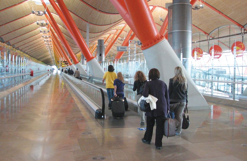 Vista parcial de uno de los salones del aeropuerto internacional de Madrid.