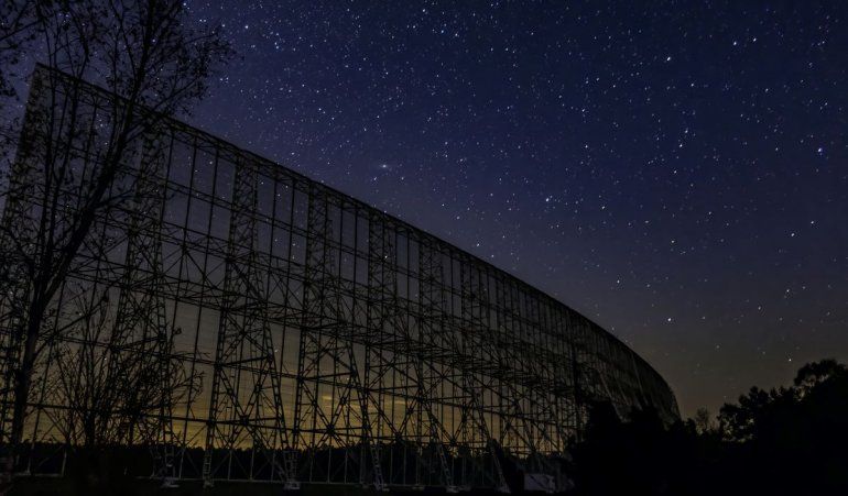 Algunos científicos creen que existe vida en otro planeta.