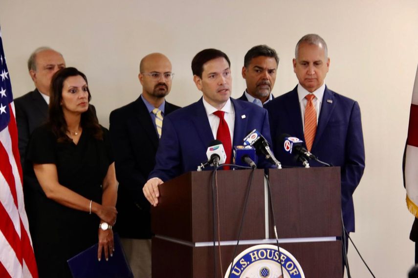Reunidos este lunes en la oficina del congresista Mario Díaz-Balart, legisladores republicanos y otros oficiales electos del sur de la Florida lanzaron fuertes críticas a la Casa Blanca, por lo que calificaron una “postura blanda” frente al régimen cubano.