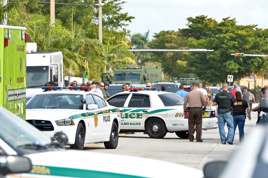 Unidades policiales y equipo especial SWAT de Miami-Dade en el sitio donde fue capturado el sujeto. (Álvaro Mata)