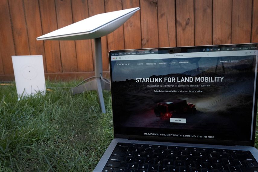 Una antena receptora muestra la conexión con el sistema satelital Starlink.