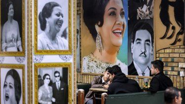 Imágenes de la cantante Oum Kalthoum adornan las paredes de un café que lleva su nombre en la capital de su natal Egipto.&nbsp;