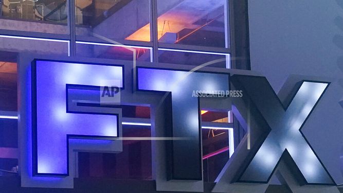 Logo de la plataforma de criptomonedas FTX en el American Airlines Arena en Miami.