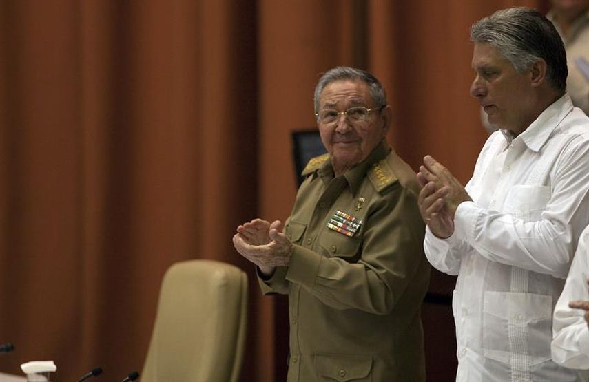 El gobernante Raúl Castro (izq), y Miguel Díaz-Canel, primer vicepresidente. (EFE)