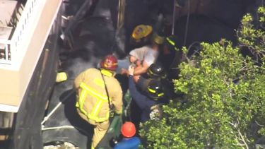 Bomberos de Miami rescatan a un obrero de la construcción que estaba atrapado dentro de un contenedor de basura en el área de Coconut Grove.