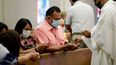 La pandemia del coronavirus obliga a cambios en los servicios religiosos. El padre Praveen Lakkisettit, derecha, utiliza una mascarilla mientras da la comuni&oacute;n a feligreses durante una misa en la iglesia cat&oacute;lica Cristo Rey en San Antonio, el martes 19 de mayo de 2020.&nbsp;