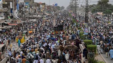 Partidarios del partido Tehreek-e-Labbaik Pakistan (TLP) participan en una marcha de protesta hacia la capital Islamabad desde Lahore el 23 de octubre de 2021, exigiendo la liberación de su líder Hafiz Saad Hussain Rizvi, hijo del fallecido Khadim Hussain Rizvi, fundador de la línea dura del partido político religioso Tehreek-e-Labbaik.