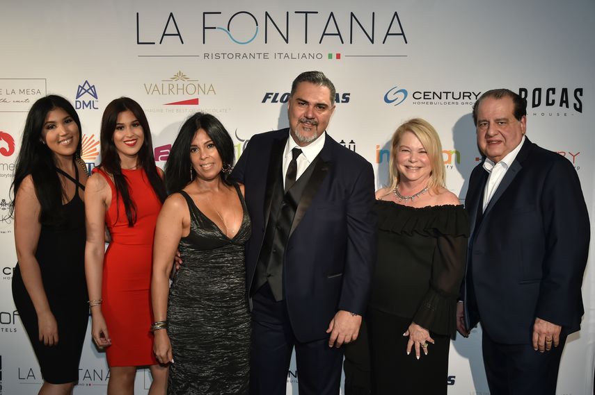 Azany, Yelani, Ana y Carlos Martínez, junto a Yolanda y Carlos Hernández.