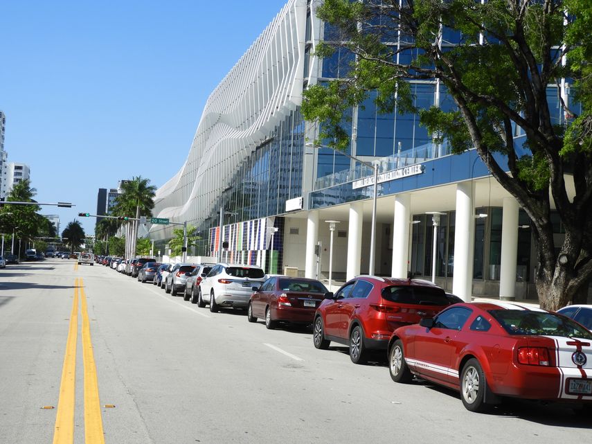 Largas filas de autos frente a Centro de Convenciones de Miami Beach.&nbsp;