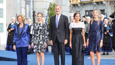 Los Reyes Felipe VI y Doña Letizia acompañada de sus hijas la Princesa Leonor y la Infanta Sofía, junto a la Reina Doña Sofía en los Premios Princesa de Asturias 2022 en Oviedo, España. 