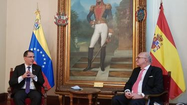 El canciller del régimen de Maduro, Jorge Arreaza, junto al Encargado de Negocios de España, Juan Fernández Trigo.