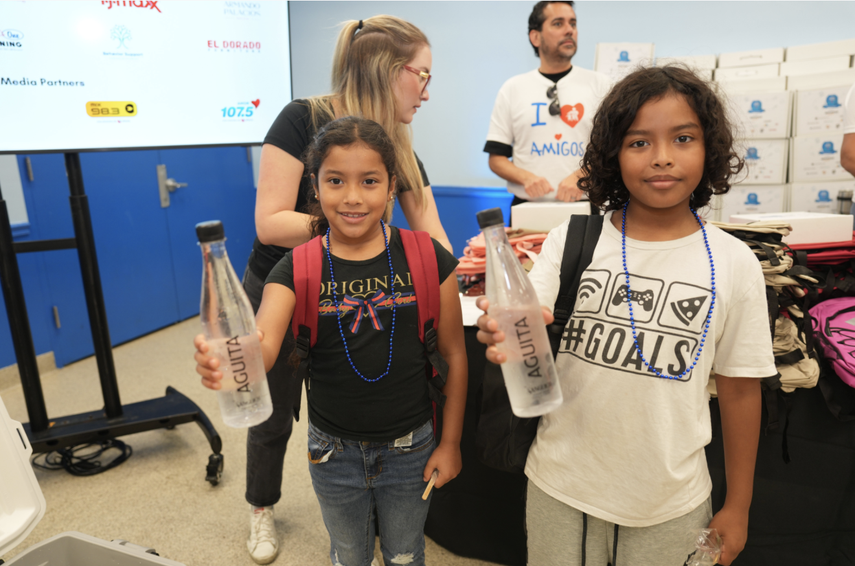 Entre los artículos distribuidos hubo botellas reutilizables para agua.