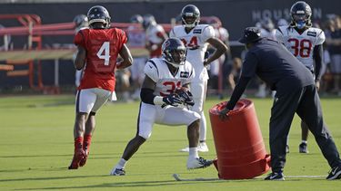 En foto de archivo del 15 de agosto del 2019 el corredor de los Texans de Houston Karan Higdon en una pr&aacute;ctica con los Lions de Detroit en Houston.&nbsp;