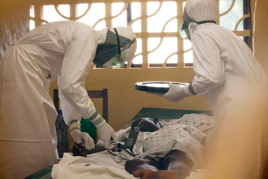 En esta foto del 2014 proveída por la organización de ayuda Samaritans Purse, el doctor Kent Brantly, izquierda, trata a un paciente con ebola en el centro de la organizacion en Monrovia, la capital de Liberia. (Foto AP)