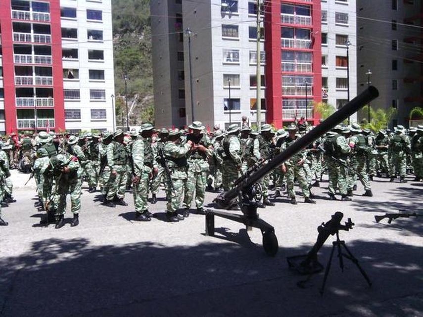 A pocos metros de viviendas, milicianos emplazaron piezas de artillería en un ejercicio militar realizado el 07MAR15 en la periferia de Caracas. ( Foto: @ceofanb) 
