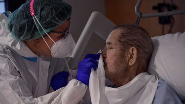 Una médica atiende a Manuel Padiel, enfermo de COVID-19, en el Hospital San Juan de Dios, en Pamplona, España, el 8 de febrero de 2021.&nbsp;