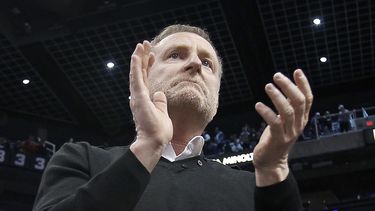 Cuestionado dueño de los Phoenix Suns decide vender equipo&nbsp;