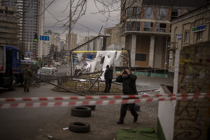 Policías inspeccionan una zona en Kiev, Ucrania, después de un aparente ataque ruso el jueves 24 de febrero de 2022.&nbsp;