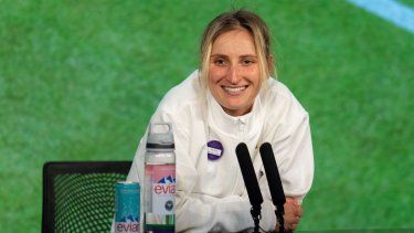 Marketa Vondrousova de la República Checa habla durante una conferencia de prensa en el Media Theatre en el Broadcast Center después de ganar el último partido de tenis individual femenino contra Ons Jabeur de Túnez en el decimotercer día del Campeonato de Wimbledon 2023 en el All England Lawn Tennis Club en Wimbledon, suroeste de Londres , el 15 de julio de 2023.  