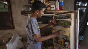 NOTICIA DE VENEZUELA  En-venezuela-la-crisis-ha-obligado-los-ciudadanos-reinventarse-no-morir-hambre-samuel-andres-medina-vende-dibujos-comer