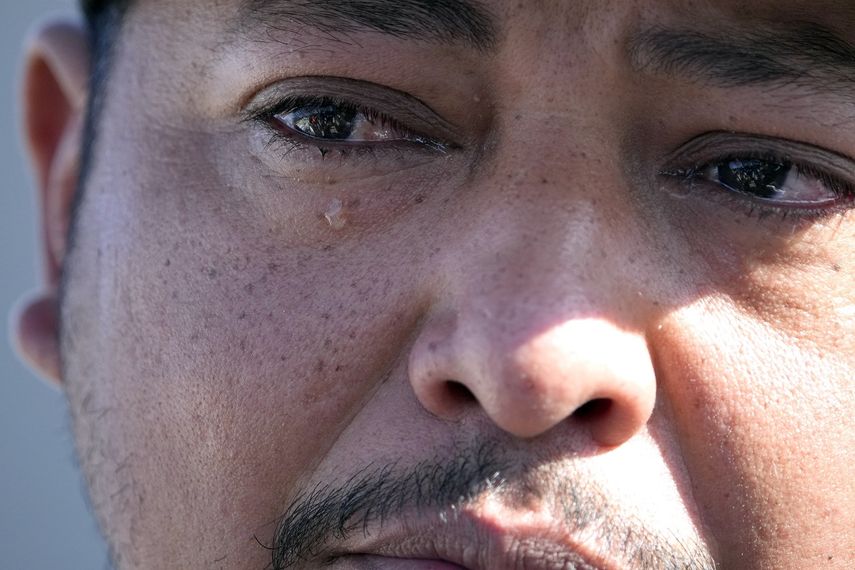 Wilson Garcia, sobreviviente de un tiroteo masivo, llora mientras habla de su esposa y su hijo, asesinados en la balacera del viernes, el domingo 30 de abril de 2023, durante una vigilia por su hijo en Cleveland, Texas.