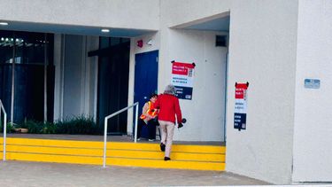 Votantes acuden al City Hall de Miami Beach a emitir su derecho al voto.