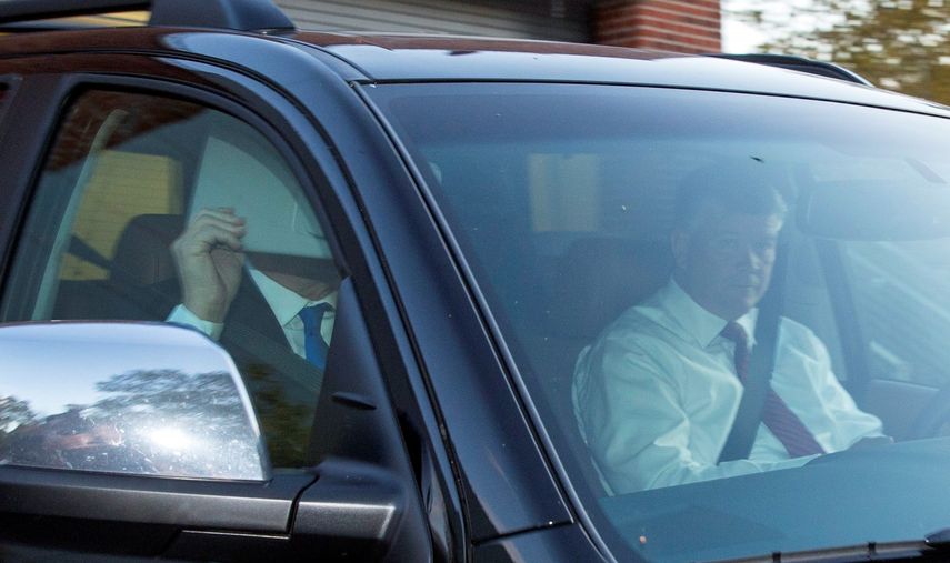 El exdirector de campaña del presidente estadounidense Donald Trump,&nbsp;Paul Manafort, cubre su rostro mientras sale de su casa en un vehículo en Alejandría (Estados Unidos).&nbsp;