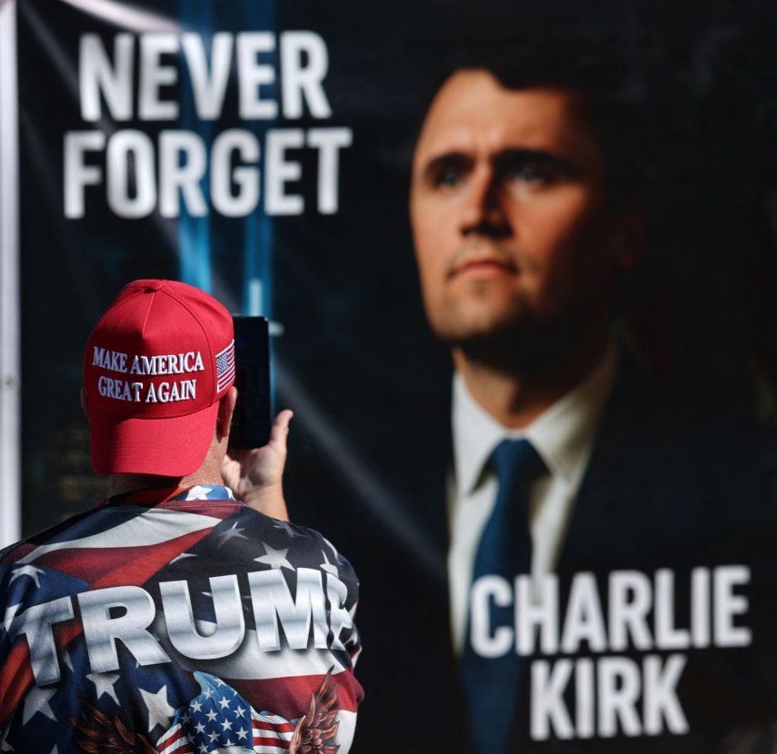 Bob Perz, un partidario del presidente Donald Trump, visita un monumento en honor al activista conservador Charlie Kirk frente a la sede de Turning Point USA el 20 de septiembre de 2025 en Phoenix, Arizona.