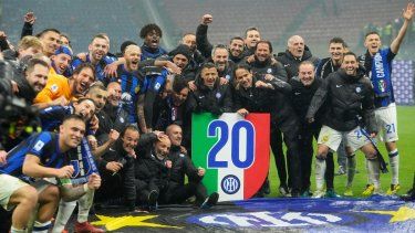 El entrenador del Inter de Milán Simone Inzaghi, celebra con su equipo tras ganar el título de la Serie A al término del duelo ante el AC Milan el lunes 22 de abril del 2024.&nbsp;
