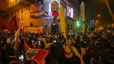 El candidato por la izquierda de Perú, Pedro Castillo, frente a sus seguidores.&nbsp;