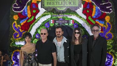 Jenna Ortega, Michael Keaton, Justin Theroux, Monica Bellucci y Tim Burton posan durante un evento promocional de su película Beetlejuice Beetlejuice en la Ciudad de México, el martes 13 de agosto de 2024.&nbsp; &nbsp;