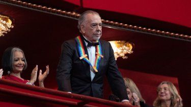 El director Francis Ford Coppola recibe aplausos en la gala Kennedy Center Honors en el Kennedy Center, en Washington DC.