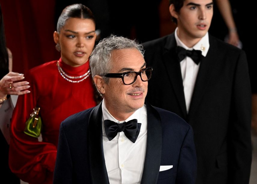 El director mexicano Alfonso Cuarón, su hijo Olmo Cuaron y su hija Bu Cuaron. Las estrellas asisten a la 95.a entrega anual de los Premios de la Academia en el Dolby Theatre de Hollywood, California, el 12 de marzo de 2023.