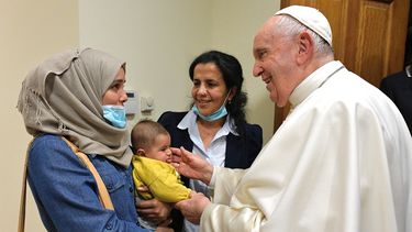 Esta fotografía tomada por los medios de comunicación del Vaticano y publicada el 3 de diciembre de 2021 muestra al Papa Francisco (R) reuniéndose con migrantes en la Nunciatura Apostólica en Nicosia, Chipre. &nbsp;