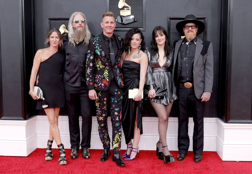 Los integrantes de la banda Mastodon -Troy Sanders, Brann Dailor y Brent Hinds- más los invitados posan a su llegada en la edición 64 de los Grammy en el MGM Grand Garden Arena, el 03 de abril de 2022 en Las Vegas, Nevada.