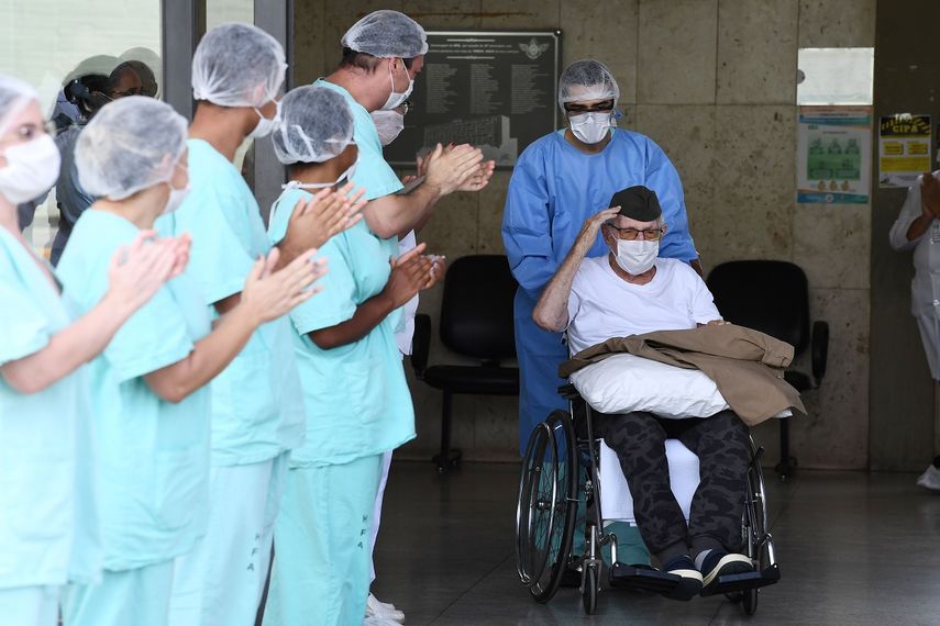 El excombatiente de la Segunda Guerra Mundial, el brasile&ntilde;o Ermando Armelino Piveta, de 99&nbsp;a&ntilde;os, abandona el hospital de las Fuerzas Armadas en Brasilia, tras recuperarse del COVID-19, el 14 de abril de 2020.