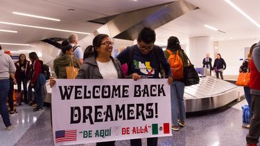 Pese a las amenazas oficiales de eliminar el programa de Acción Diferida (DACA), 35 soñadores se arriesgarán en agosto a viajar a México y aprovecharán así la oportunidad de sellar en sus pasaportes un ingreso legal al país.