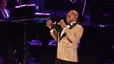 El músico venezolano Óscar DLeón se presenta en el escenario durante la gala Persona del Año de la Academia Latina de la Grabación 2021, en honor al músico, actor y activista panameño Ruben Blades, en el Michelob Ultra Arena de Mandalay Bay en Las Vegas, Nevada, el 17 de noviembre de 2021.