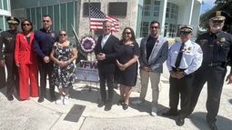 Steven Meiner alcalde de Miami Beach rinde homenaje a los caídos.&nbsp;