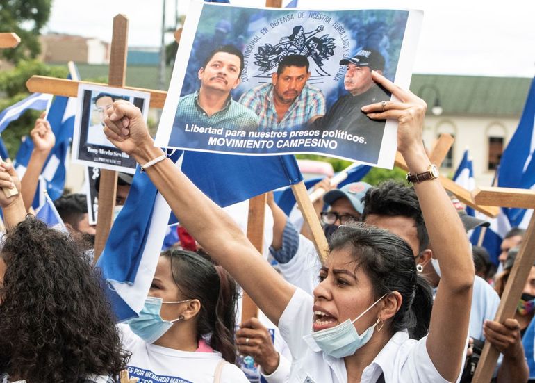 Ciudadanos nicaragüenses exiliados en Costa Rica realizan una manifestación en repudio a las elecciones en Nicaragua y contra el dictador sandinista Daniel Ortega, en San José, el 7 de noviembre de 2021.