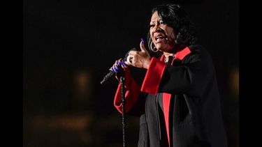 Patti LaBelle canta durante la ceremonia de iluminación del Árbol de Navidad Nacional el 2 de diciembre de 2021 en Washington.