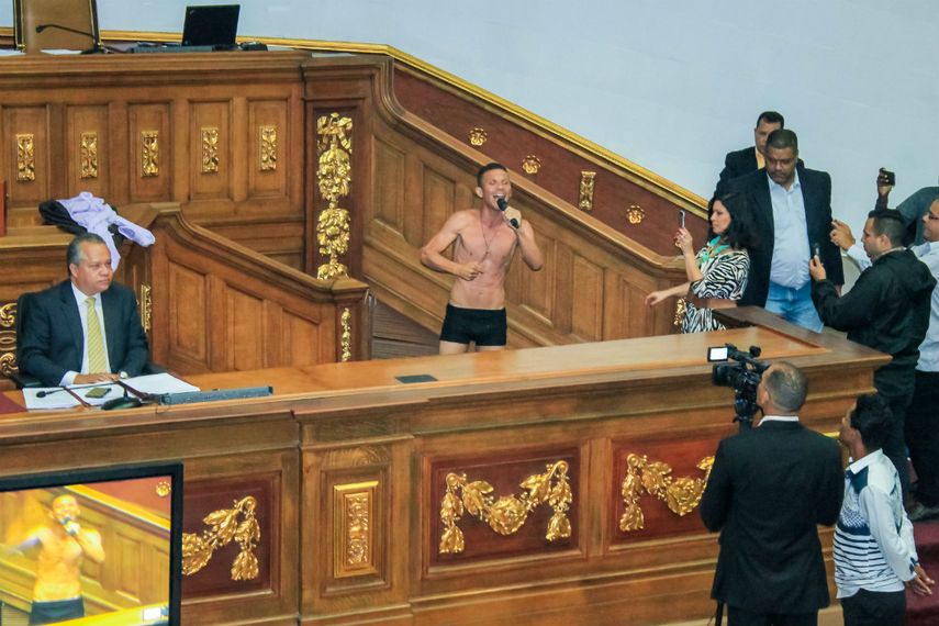 El diputado opositor, Gilbert Caro,&nbsp;se quitó este martes la ropa&nbsp;durante un debate que se realizó en la sede del Parlamento venezolano.