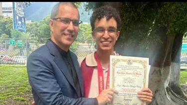 En la imagen, el diputado Jorge Arreaza con su hijo, Jorge Arreaza Chávez, nieto de Hugo Chávez.&nbsp; Tras accidente vial, el 17 de octubre de 2026, el joven presentó laceraciones en el miembro inferior izquierdo