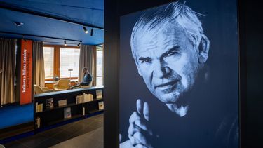 En esta foto de archivo tomada el 6 de abril de 2023 se muestra un retrato del escritor checo Milan Kundera en la biblioteca Milan Kundera en Brno, República Checa.