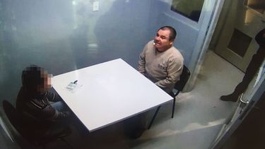 El narcotraficante mexicano Joaquín El Chapo Guzmán, momentos antes de su salida del penal de Ciudad Juárez (México) para su extradición a los Estados Unidos