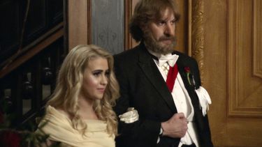 En esta imagen difundida por Amazon Studios, Maria Bakalova, a la izquierda, y Sacha Baron Cohen en una escena de Borat Subsequent Moviefilm.