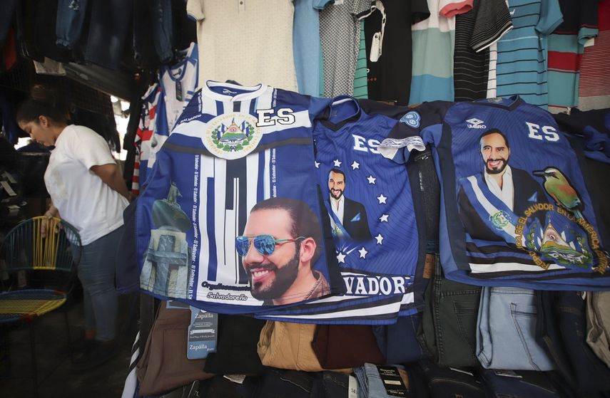 &nbsp; Playeras con la imagen del presidente Nayib Bukele se venden en las calles de San Salvador, el lunes 10 de febrero de 2020. La presidencia salvadore&ntilde;a anunci&oacute; el martes 11 de febrero de 2020 que acatar&aacute; una orden de la Corte Suprema para dejar de presionar a los diputados de su pa&iacute;s para que le avalen un millonario pr&eacute;stamo para combatir la delincuencia.&nbsp;